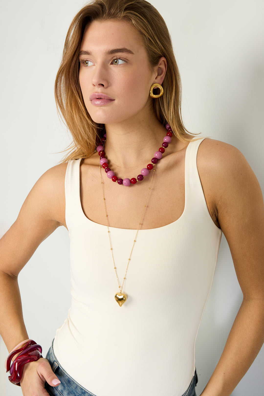 Necklace with beads of different sizes